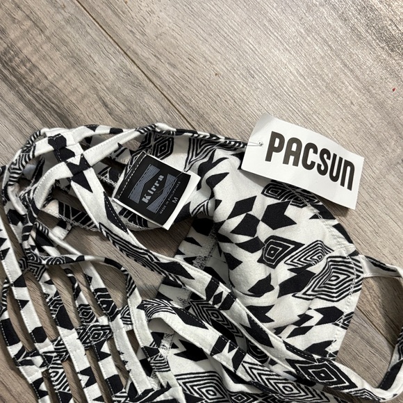 PacSun Monochrome Geometric Sports Bra - Picture 3 of 3
